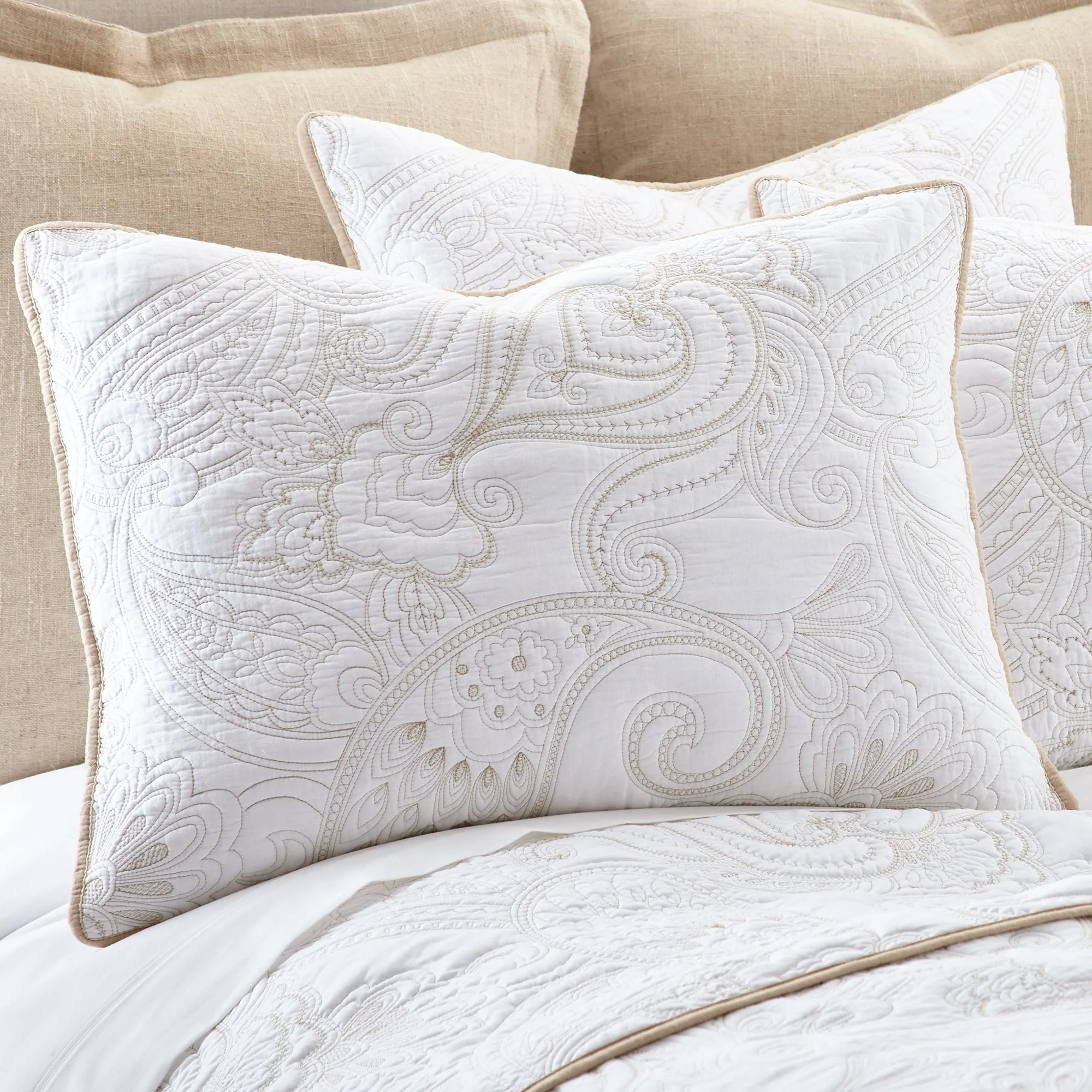 Perla White Quilt Set